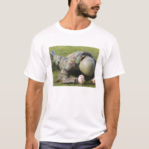 Camiseta El aviador se arrastra a través de un campo mojad
