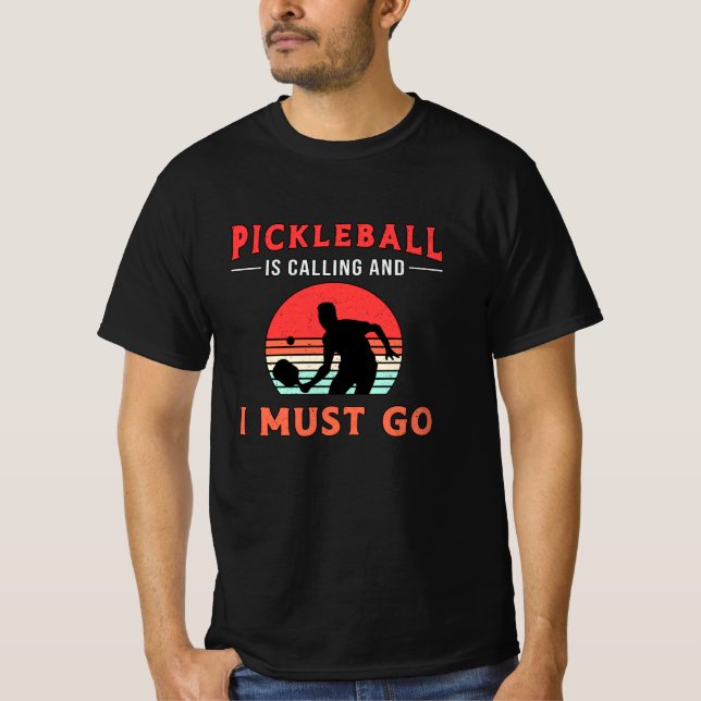 Camiseta El Baloncesto Está Llamando Y Debo Ir Al Jugador D (Anverso)