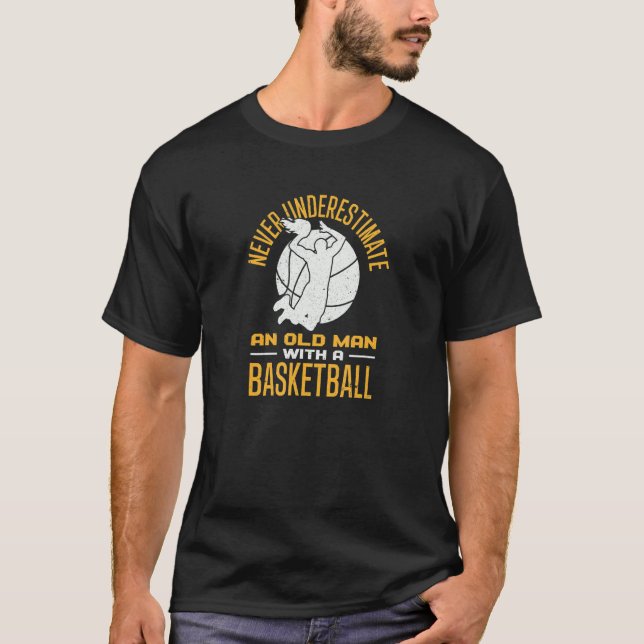Camiseta El Baloncesto Nunca Subestima A Un Viejo Con B (Anverso)