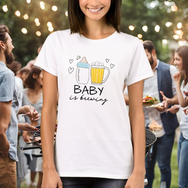 Camiseta El Bebé Está Preparando Una Bola De Cerveza, Mamá  (Subido por el creador)