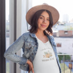 Camiseta El bebé se está preparando | Café otoñal que mamá<br><div class="desc">Esta camiseta de mamá tiene un café lindo de otoño con calabazas y una tipografía escrita a mano. Esta camisa es perfecta para anunciar que esperas o das como regalo a la mejor madre de tu vida. Ducha de bebé con tema de café de otoño con "Oh Baby!" texto con...</div>