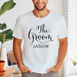 Camiseta El Boda personalizado de la escritura negra de Gro<br><div class="desc">La camiseta de boda Groom incluye escritura moderna de caligrafía giratoria negra con elegante texto de primer nombre personalizado que puede personalizar. ¡Vea nuestros diseños coordinados de la fiesta nupcial!</div>