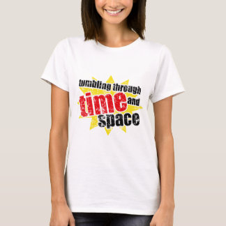 Camiseta El caer a través de tiempo y de espacio
