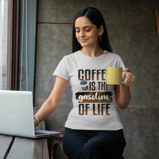Camiseta El café es la gasolina de la vida una cita gracios (Subido por el creador)
