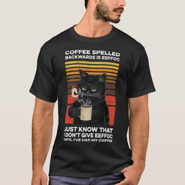 Camiseta El café espoleado hacia atrás es un gato negro eno (Anverso)