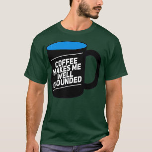 Camiseta El café me hace una taza negra y azul bien fundame