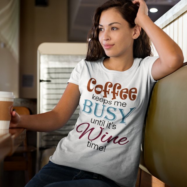 Camiseta ¡El café me mantiene ocupado hasta la hora del vin (Subido por el creador)
