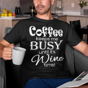 Camiseta ¡El café me mantiene ocupado hasta la hora del vin