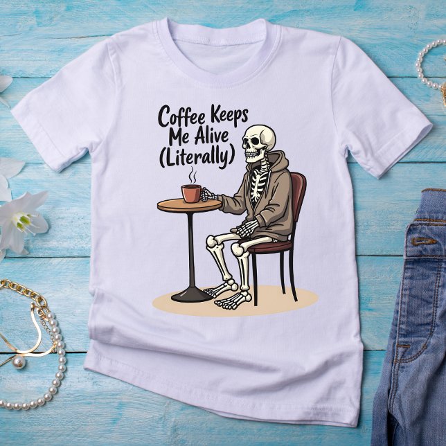 Camiseta El café me mantiene vivo (literalmente) en la cami (Subido por el creador)
