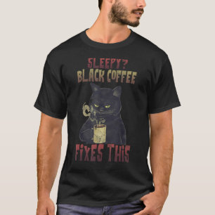 Camiseta El café negro espantoso arregló este gato bebiendo