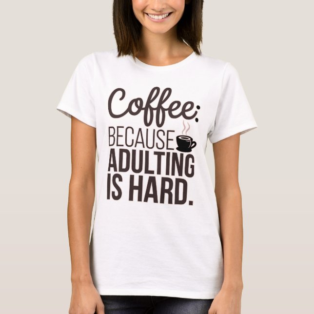 Camiseta El Café Primero: Porque El Adulto Es Difícil (Anverso)