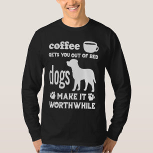 Camiseta El café te saca de la cama a los perros.