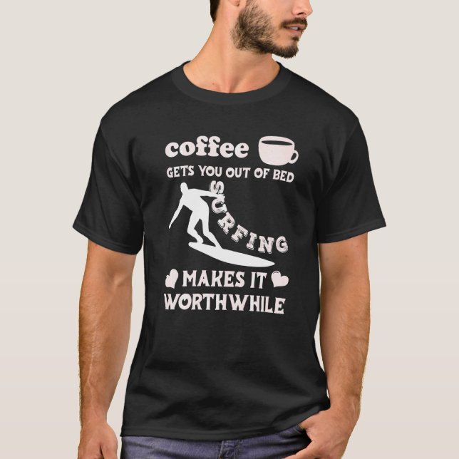 Camiseta El Café Te Saca De La Cama El Surf Merece La Pena (Anverso)