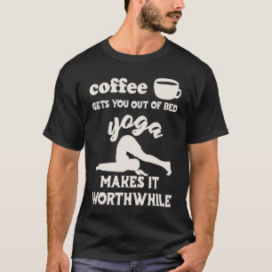 Camiseta El café te saca de la cama El yoga lo hace valer