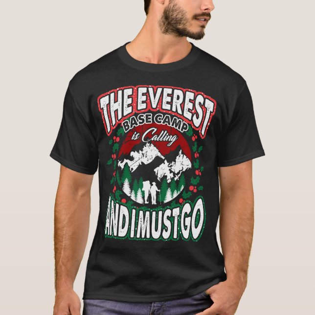 Camiseta El Campamento Base Del Everest Llamando Y Debo Ir  (Anverso)