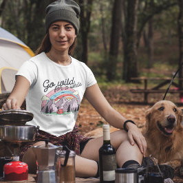 Camiseta El camping retro lindo se vuelve salvaje para una 