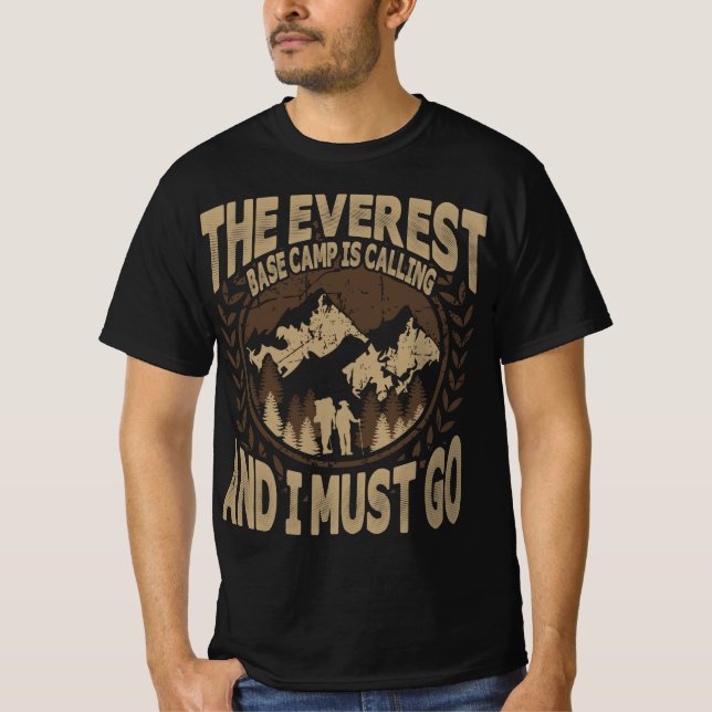 Camiseta El Campo Base Everest Está Llamando Y Debo Ir (Anverso)