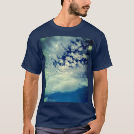 Camiseta El cielo oscuro, mirando a través de las nubes