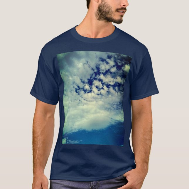Camiseta El cielo oscuro, mirando a través de las nubes (Anverso)