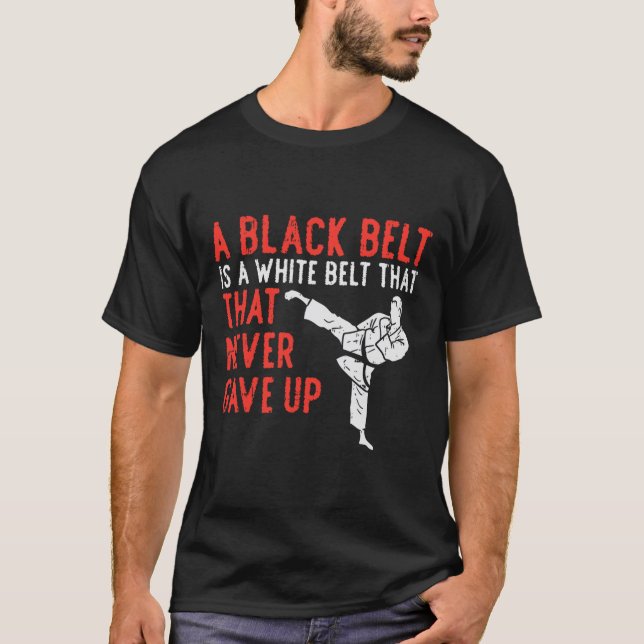 Camiseta El cinturón negro nunca dejó de inspirar a Karate  (Anverso)