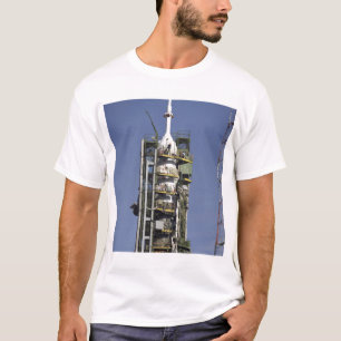 Camiseta El cohete de Soyuz se erige en la posición
