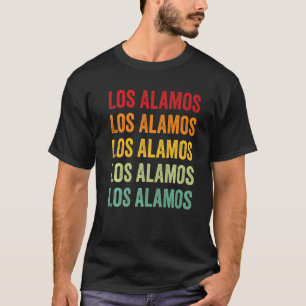 Camiseta El condado de Los Álamos Nuevo México Rainbow Text