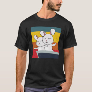 Camiseta El conejo lindo en la pose del amor