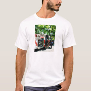 Camiseta El conseguir en el coche de bomberos