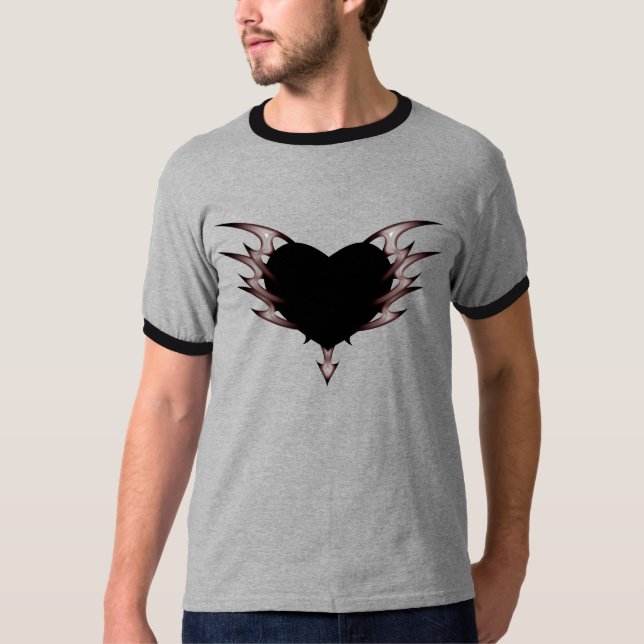 Camiseta el corazón ardiente, negro y gris. (Anverso)