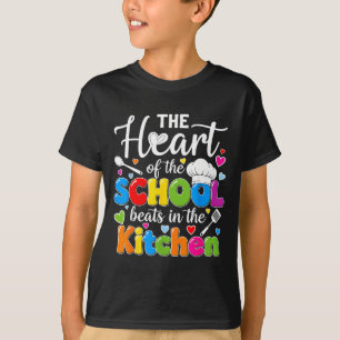 Camiseta El corazón de la escuela late en la cocina detrás
