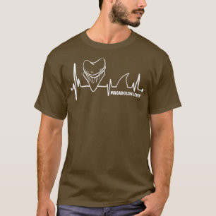 Camiseta el corazón de los dientes de tiburón latió al caza