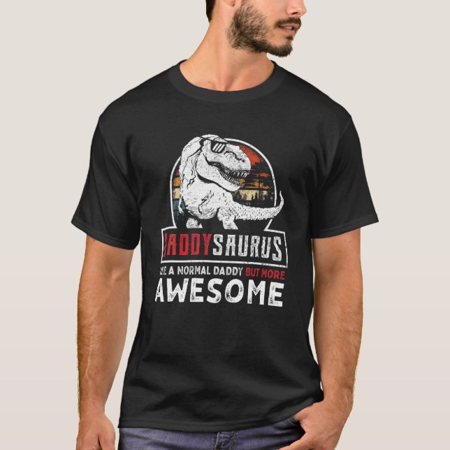 Camiseta El Daddysauro Como Un Papi Normal Pero Más Alarman (Anverso)
