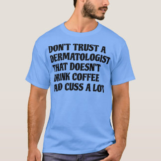Camiseta El Dermatólogo Que Bebe Café Hace Mucho.