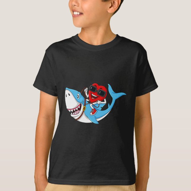 Camiseta El día de San Valentín de tiburones viajando en el (Anverso)