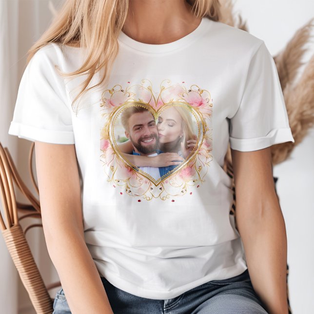 Camiseta El día de San Valentín del marco fotográfico de fo (A young blond woman wearing a Pink Heart Shape Photo Frame Valentine's Day T-Shirt.)