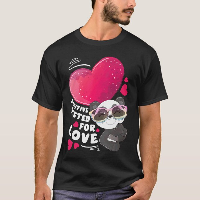 Camiseta El día de San Valentín panda con corazón (Anverso)