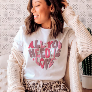 Camiseta El día de San Valentín Retro Groovy Heart Word Art