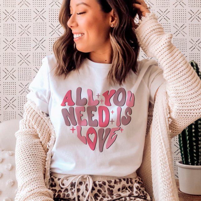 Camiseta El día de San Valentín Retro Groovy Heart Word Art (Subido por el creador)