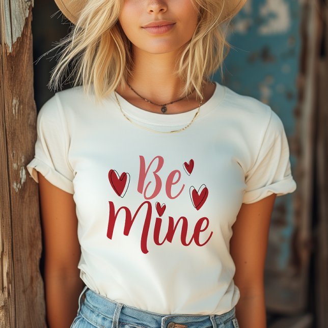 Camiseta El día de San Valentín sé mis corazones rojos (Elevate your Valentine's style  with our "Be Mine" T-shirt – a chic message that speaks volumes.)