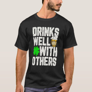 Camiseta El día gracioso de St Patrick se bebe bien con otr
