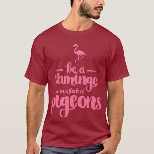 Camiseta El Diseño De Flamingo Es Un Flamingo En Un Rebaño  (Anverso)