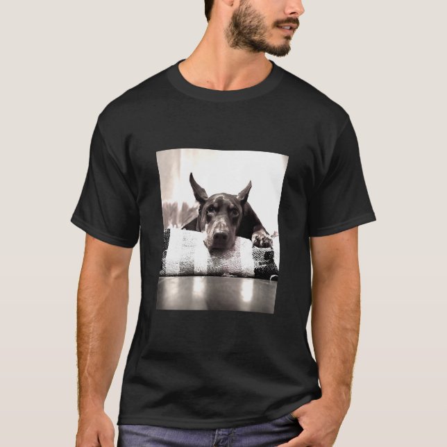 Camiseta El Doberman Resto En Blanco Y Negro (Anverso)