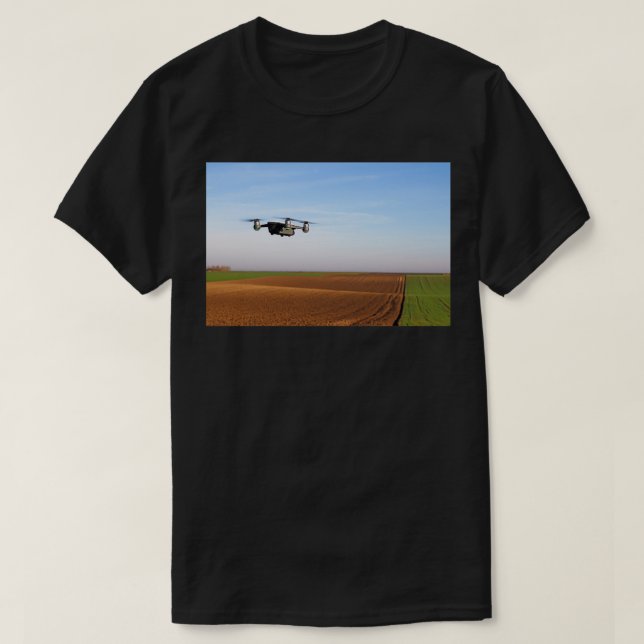 Camiseta El dron sobrevuela el campo arado 1 (Diseño del anverso)