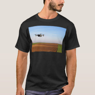 Camiseta El dron sobrevuela el campo arado 1
