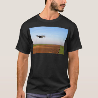 Camiseta El dron sobrevuela el campo arado 1