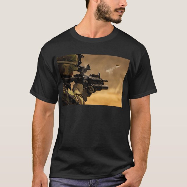 Camiseta El encajonar de Shell encendido de un rifle M-4 (Anverso)