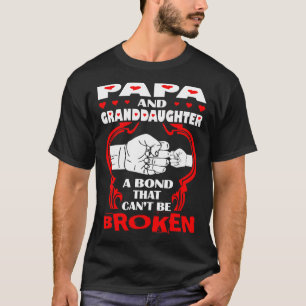 Camiseta El enlace de la papá y de la nieta que bisela esté