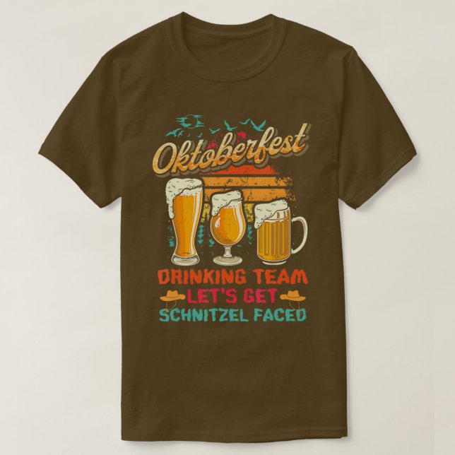 Camiseta El equipo de bebidas de Oktoberfest le hace frente (Diseño del anverso)