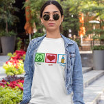 Camiseta El equipo femenino de Peace Love Debate<br><div class="desc">Una gran camiseta del equipo de habla y debate con un signo de paz,  corazón y alguien que está detrás de un podio hablando. El debate de amor por la paz es para las mujeres.</div>