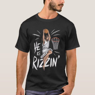 Camiseta Él es divertido Rizzin Jesús baloncesto Rizz Meme 
